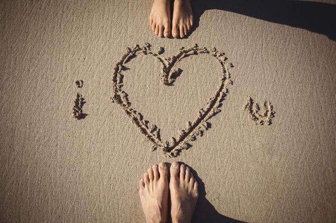 I Love You sand writing - 80 Creative and inspiring engagement party ideas - Image
