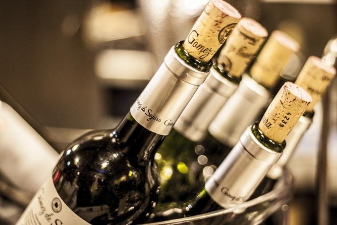 Wine bottles - 80 Creative and inspiring engagement party ideas - Image