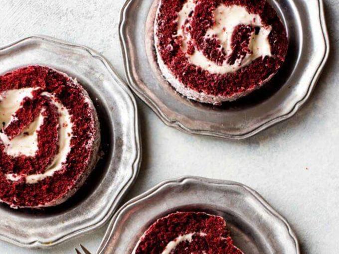 Red Velvet cake roll - 80 Creative and inspiring engagement party ideas - Image