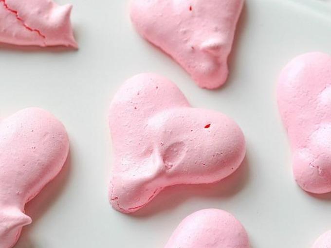 Heart-shaped meringue cookies - 80 Creative and inspiring engagement party ideas - Image